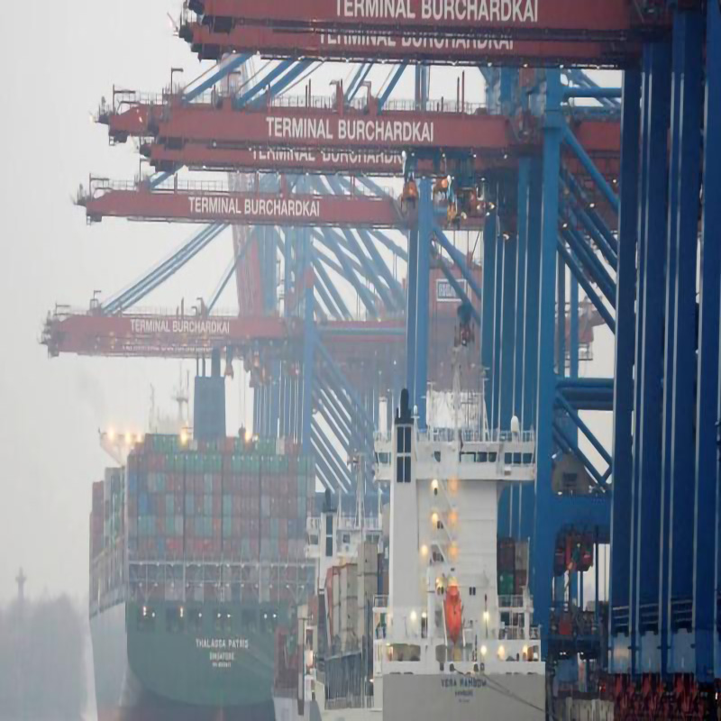 독일은 중국의 Cosco가 가장 큰 항구에서 24.9% 지분을 차지할 수 있도록 허용합니다.